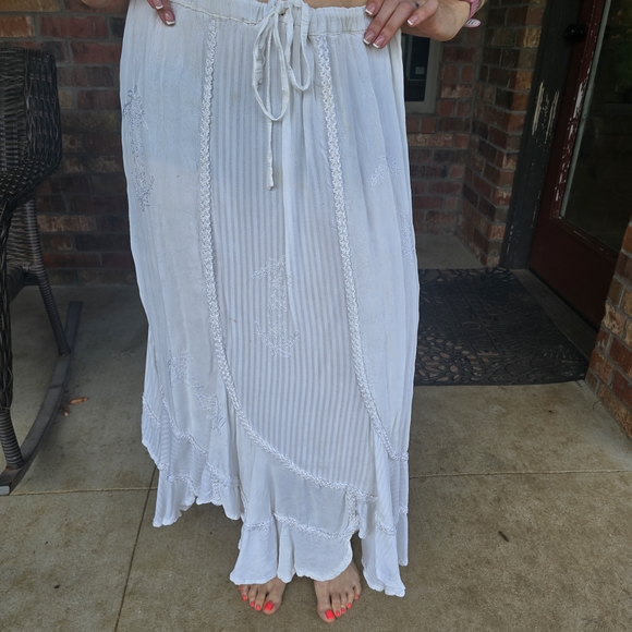 Elegant White Maxi Skirt - Picture 1 of 5